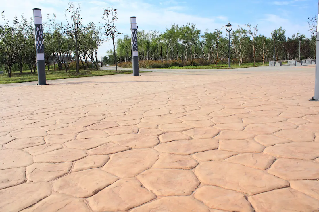 Zona de recreo de una universidad con piso de hormigón impreso